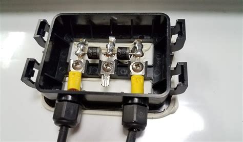 solar panel plus and minus terminal